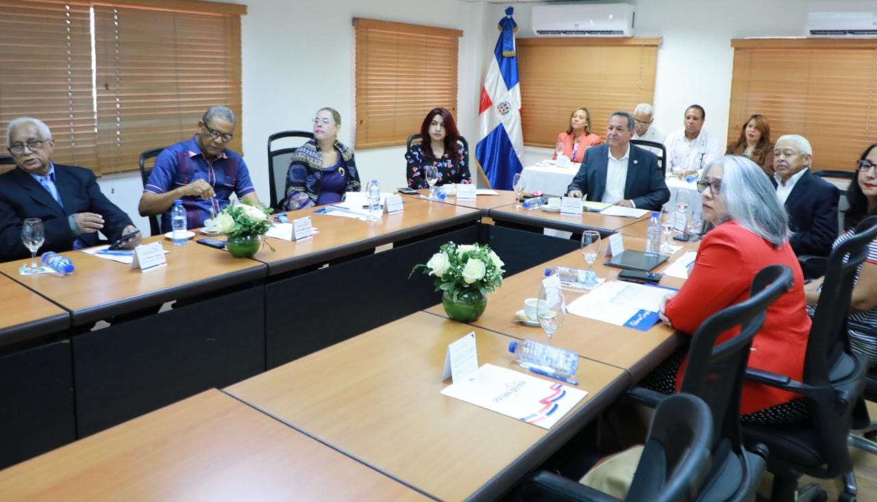 Director Peralta preside reunión del Consejo Promipyme